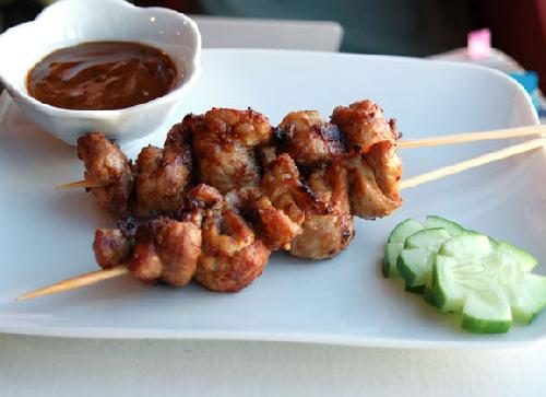 Канапе из свинины с соусом из арахиса